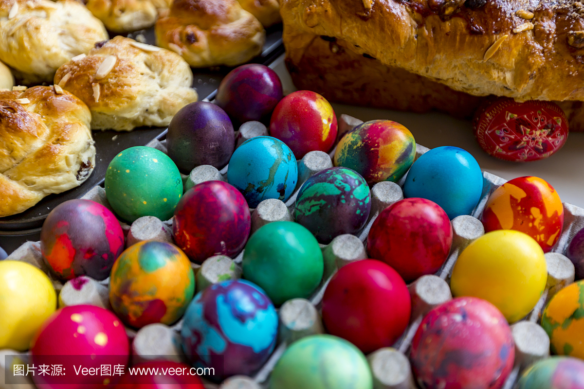 家庭制作的kozunak(一种甜的发酵面包,罗马尼亚和保加利亚的传统)和复活节彩蛋